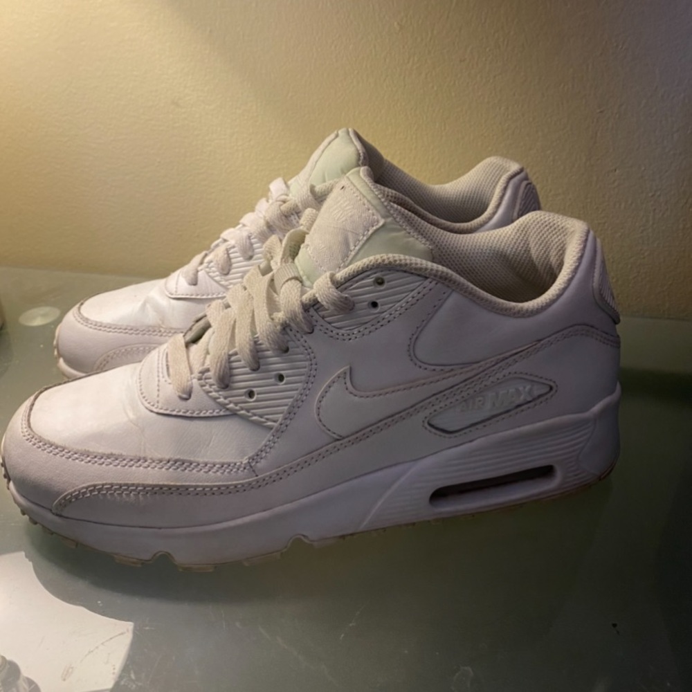 WHITE NIKE AIR MAX